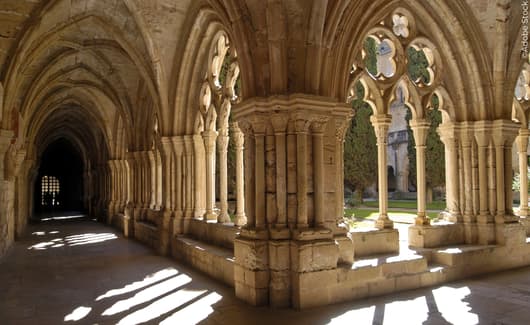 kloostergang in het Klooster van Poblet in Spanje