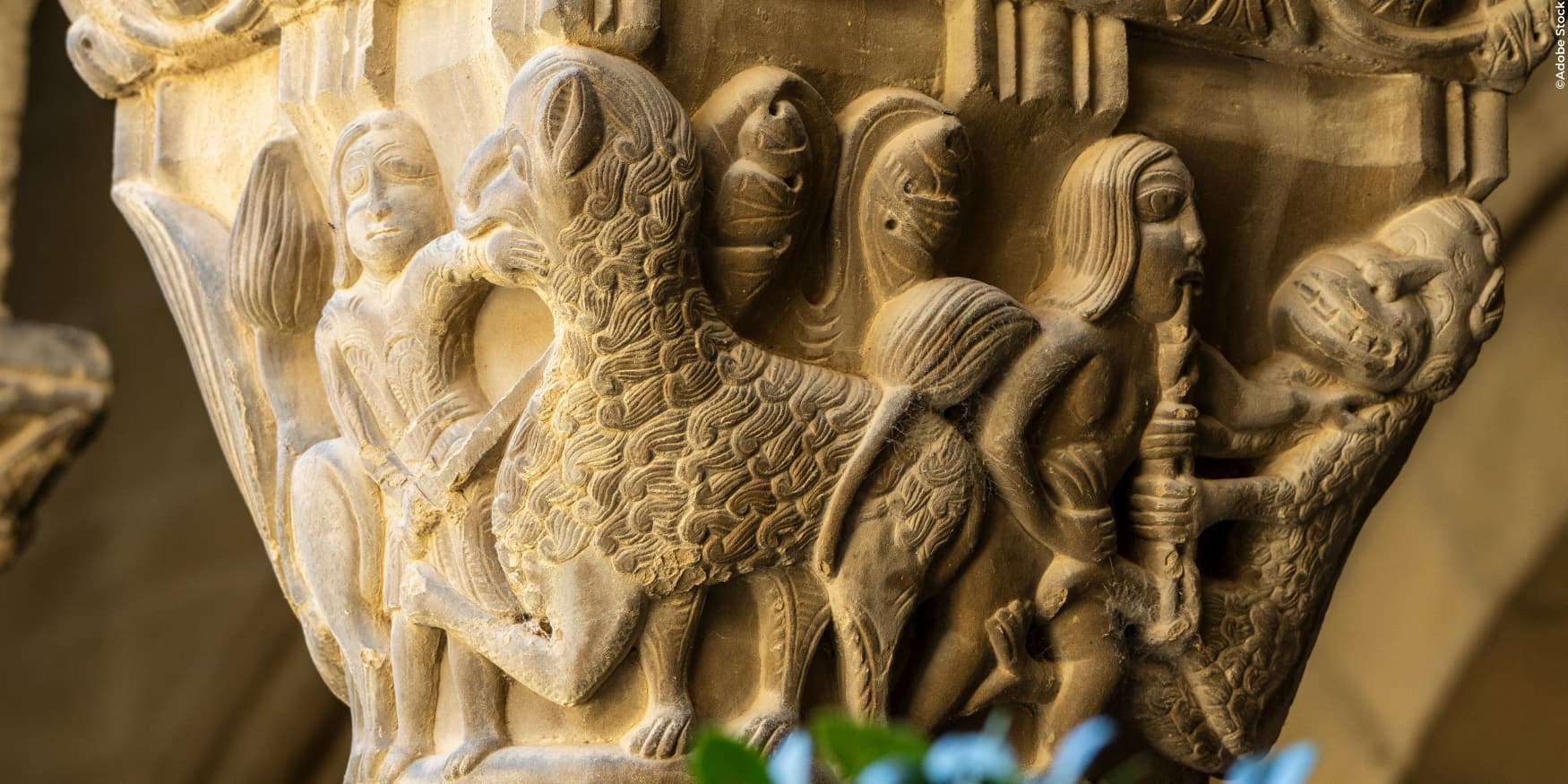 detail van een kapiteel met mythologische wezens en menselijke figuren