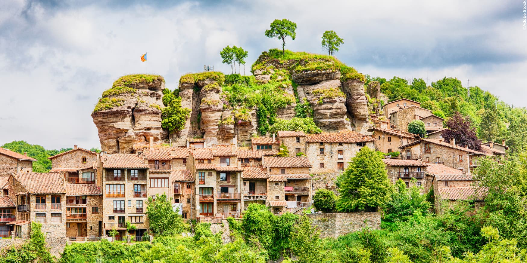 huizen en groen van het dorp Rupit, gelegen in de provincie Barcelona, Spanje