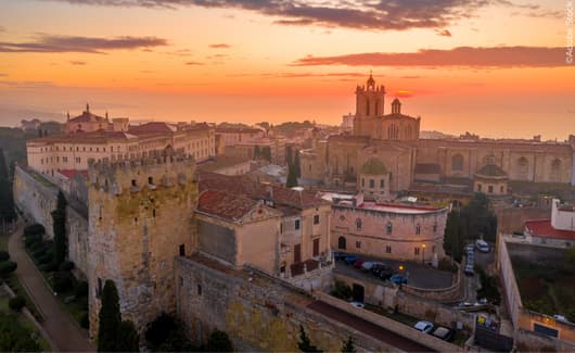 de Spaanse stad Tarragona bij zonsondergang