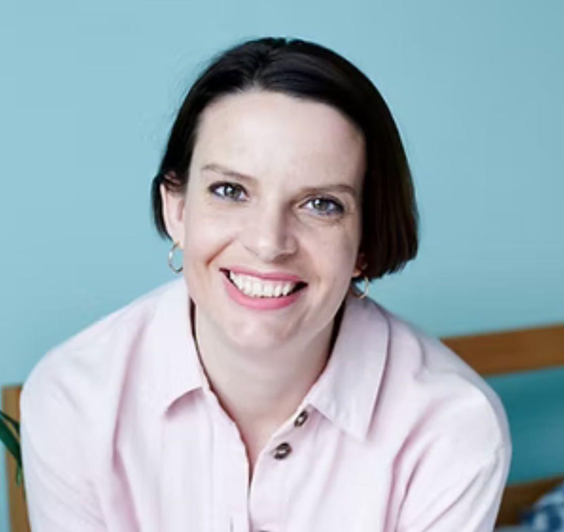 Charlotte, founder of Cebra Consulting, sharing a testimonial about working with business coach Laura Baringer.