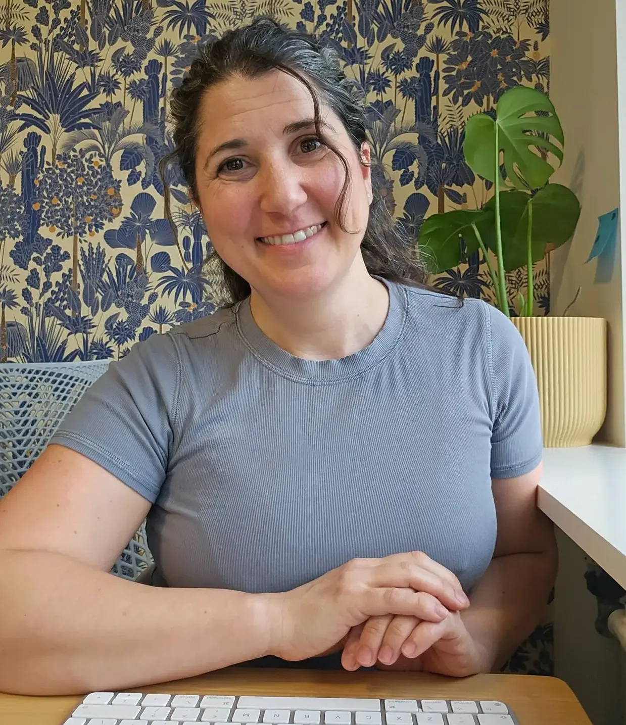 Laura Baringer, business coach, working at her desk and supporting entrepreneurs with strategy and clarity.