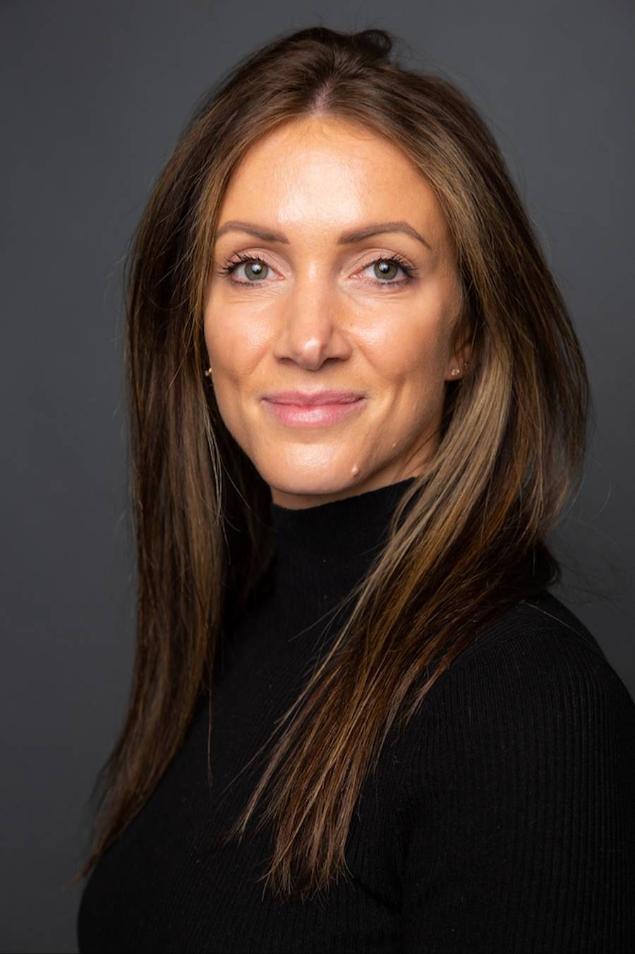 Charlotte, founder of Cebra Consulting, sharing a testimonial about working with business coach Laura Baringer.