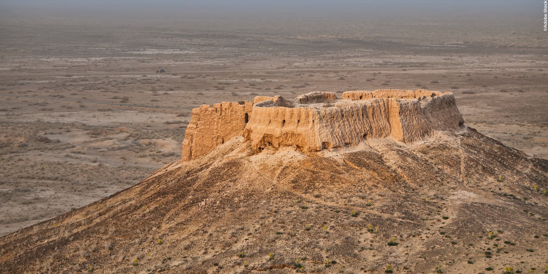 luchtfoto van Ayaz Kala, een oude fortificatie in de Kyzylkum-woestijn in Oezbekistan