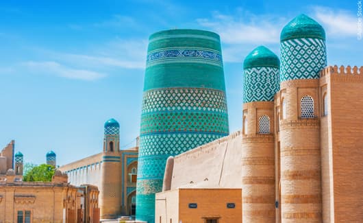 de muren van de binnenstad van Khiva in Oezbekistan met de Kalta Minor minaret