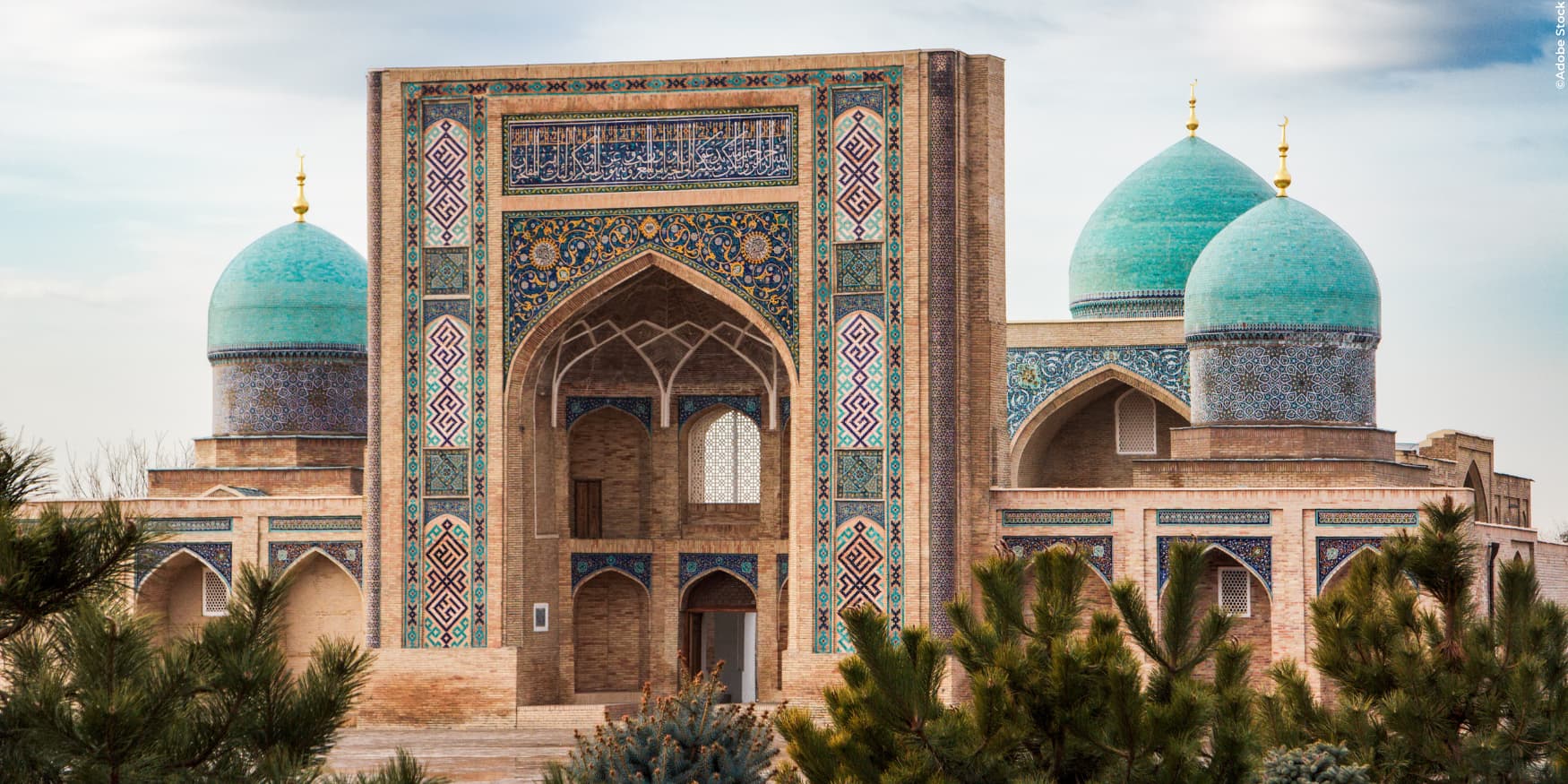 indrukwekkende architectuur met mozaiektegels en turkooizen koepels in Tasjkent (Oezbekistan)