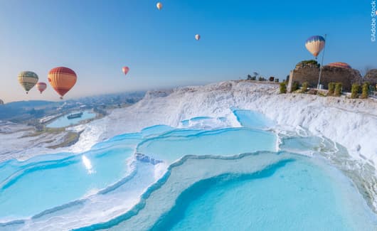 landschap in Pamukkale (Turkije) met blaue kalkterrassen en balonnen 