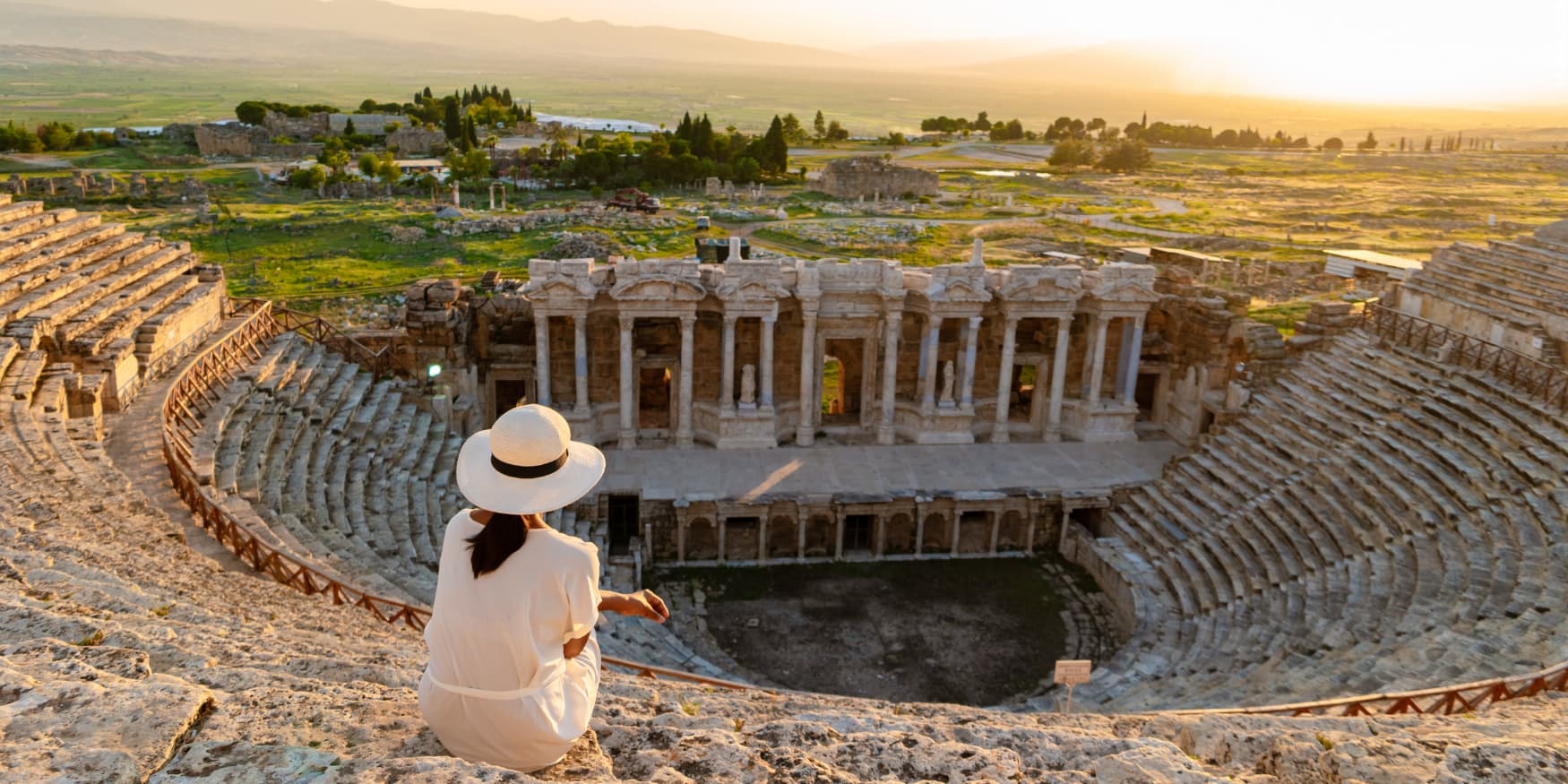 het Romeins theater in Hiërapolis nabij Pamukkale (Turkije) met dame met hoed op de voorgrond