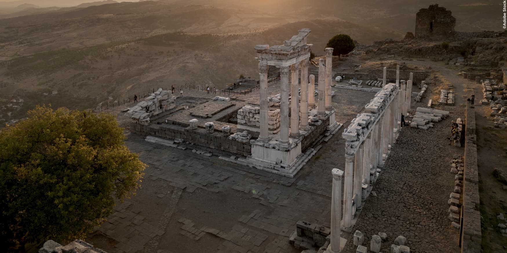 zuilen en ruïne van het oude Pergamon in Izmir, Turkije