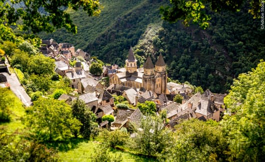 luchtfoto van het dorp en de kerk van Conques