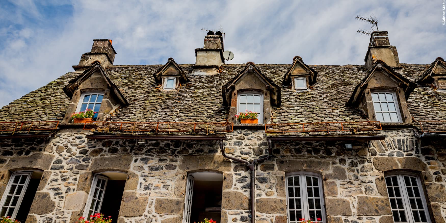 traditioneel stenen gebouw in Salers in het Centraal Massief (Frankrijk)