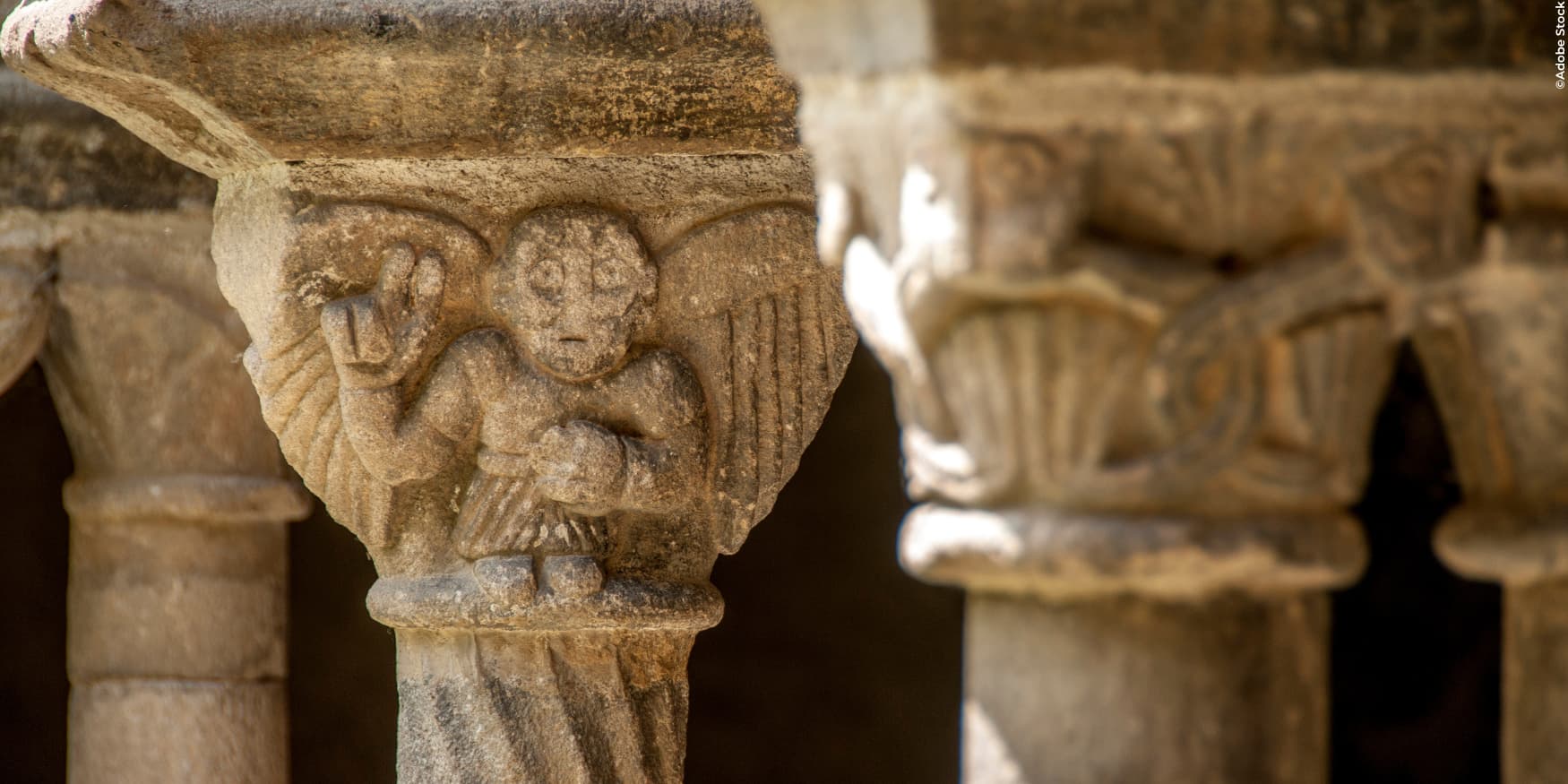 close-up van een gebeeldhouwd stenen kapiteel in de abdij van Lavaudieu