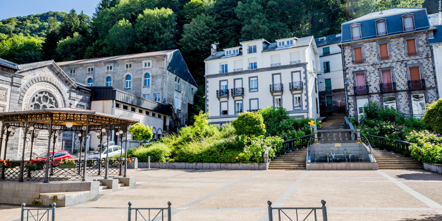plein met kiosk in Le Mont-Dore in het Centraal Massief (Frankrijk)