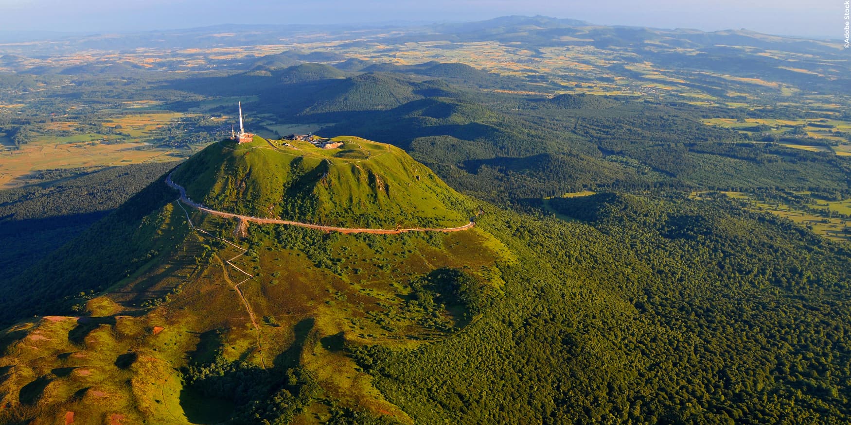 luchtfoto van de Puy de Dôme in het Centraal Massief (Frankrijk)