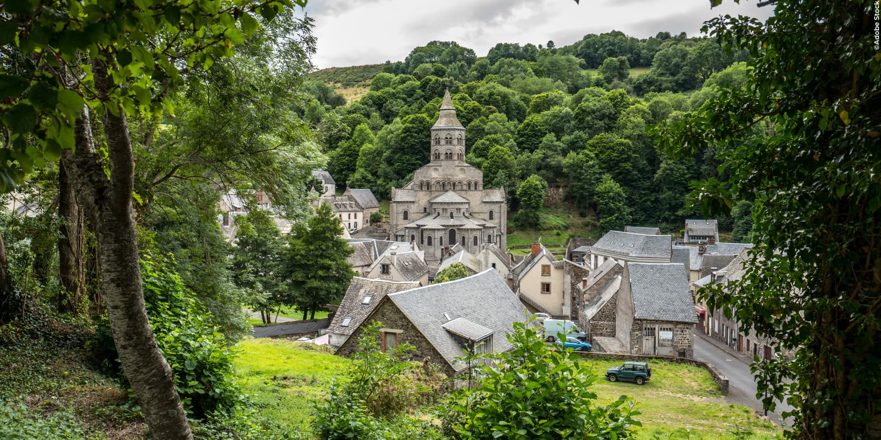 het Franse dorpje Orcival in de Auvergne, met de basiliek in het centrum