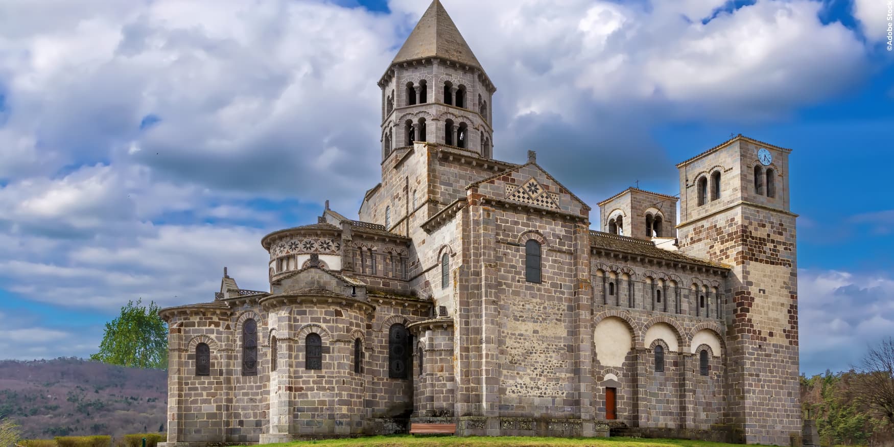 basiliek van Notre Dame du Port in Clermont-Ferrand (Frankrijk)
