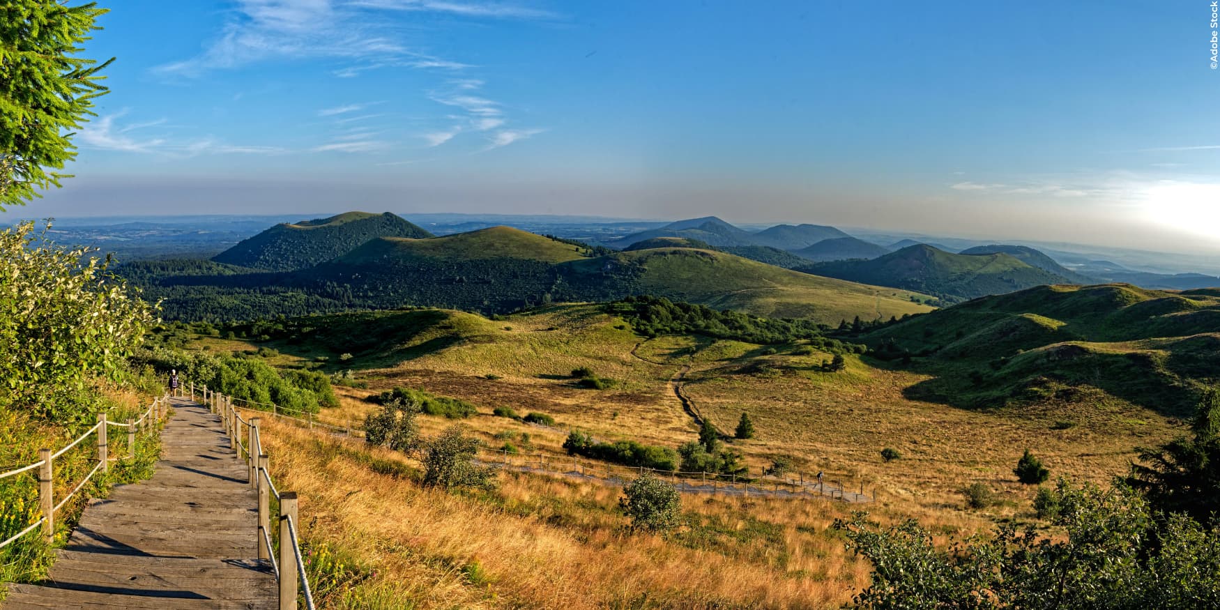 landschap met een reeks vulkanen in het Centraal Massief in Frankrijk
