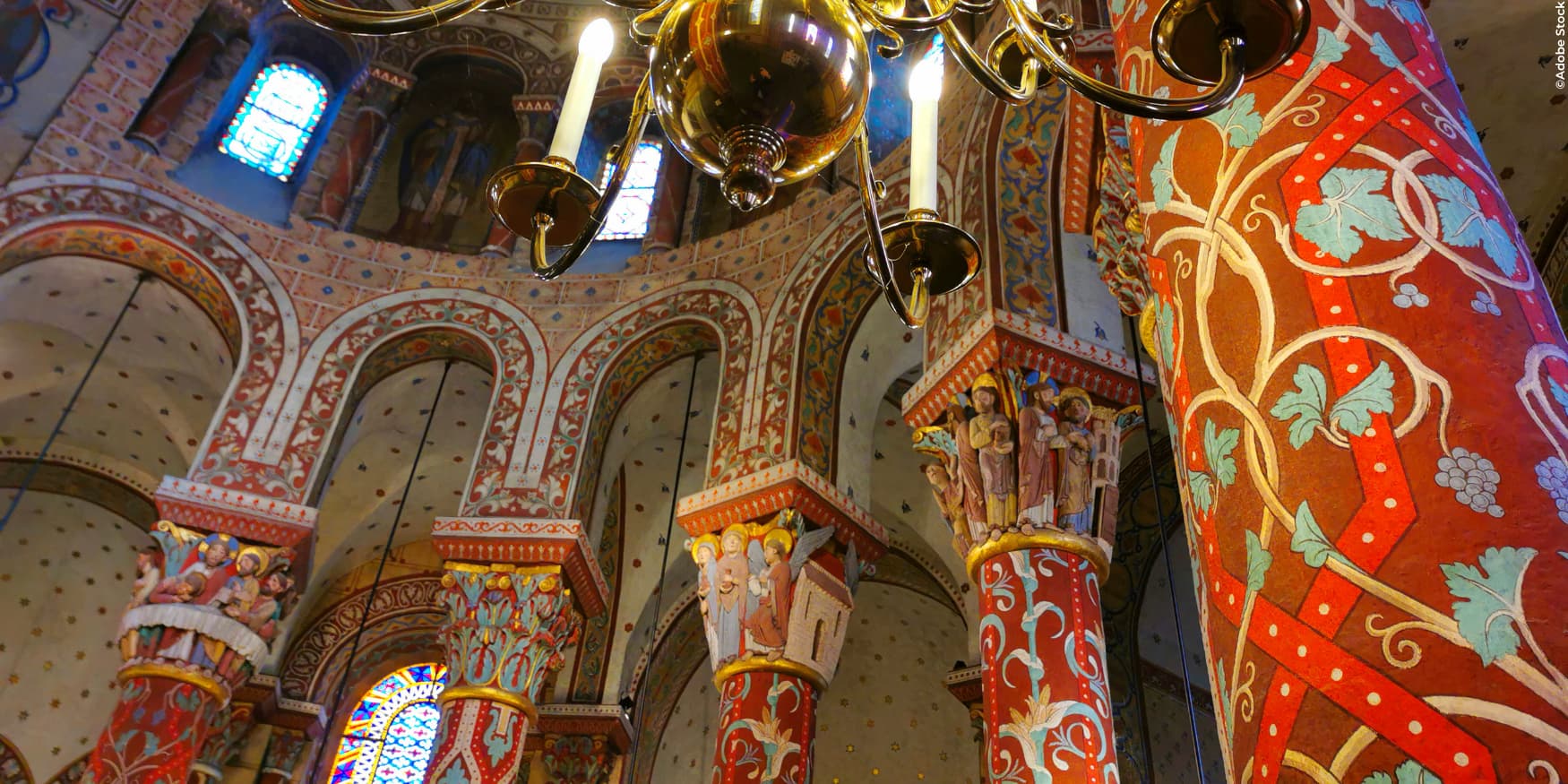 veelkleurig interieur van de Saint-Austremoinekerk in Issoire (Frankrijk)