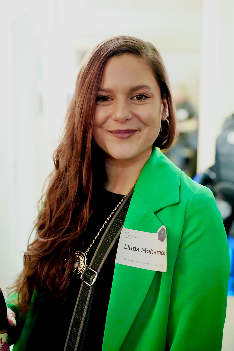 Foto von Linda Mohamed in grünem Blazer