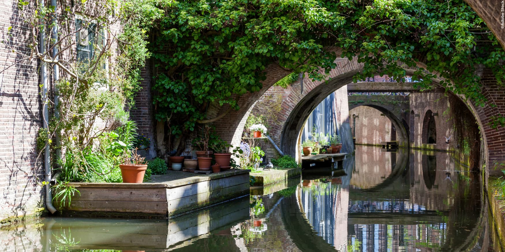 de Oudegracht in Utrecht met bruggetjes en veel groen
