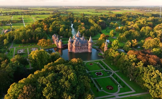  luchtfoto van Kasteel de Haar, het grootste kasteel van Nederland