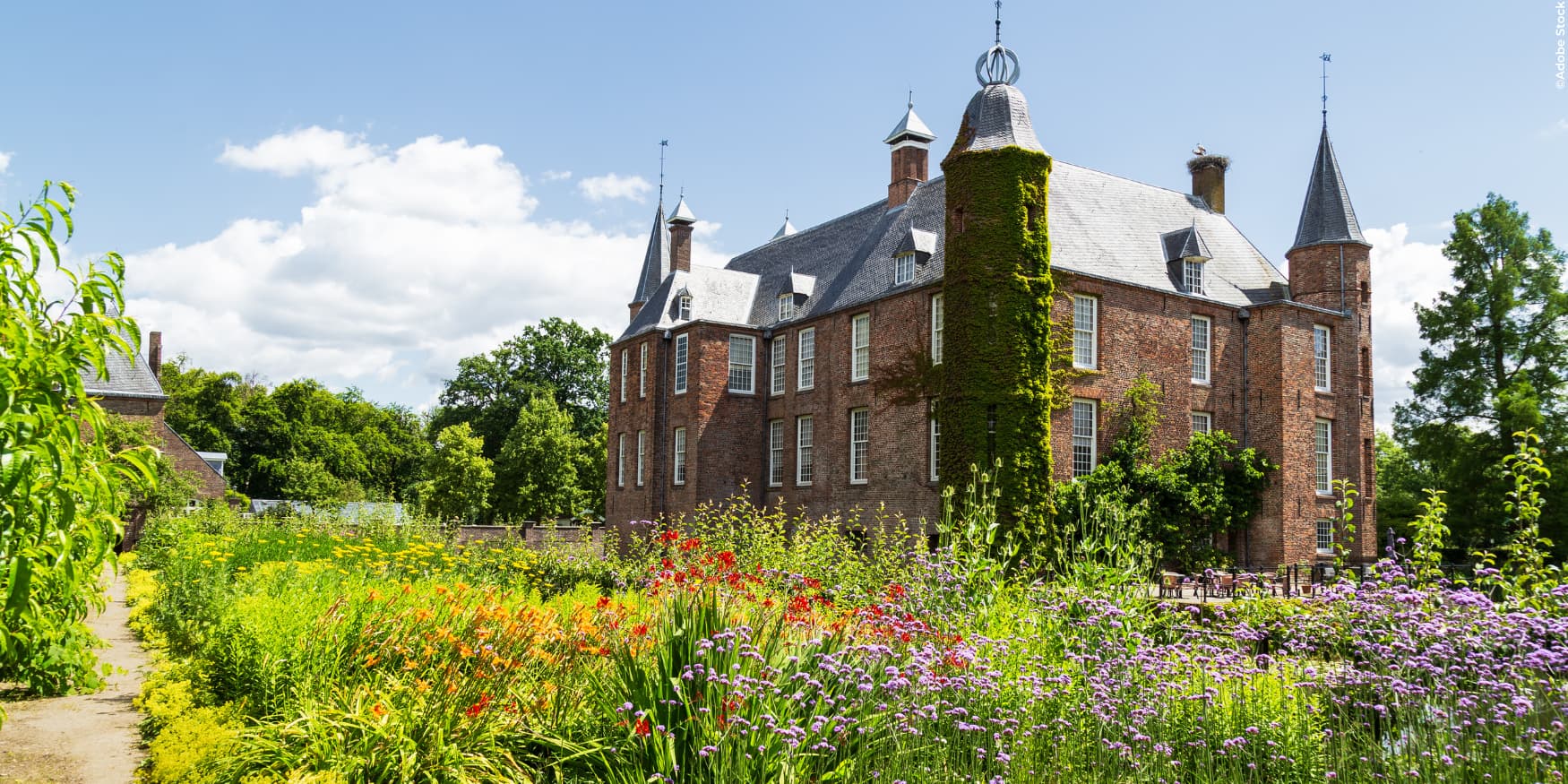Slot Zuylen met bloementuin, een van de oudste kastelen bij Utrecht