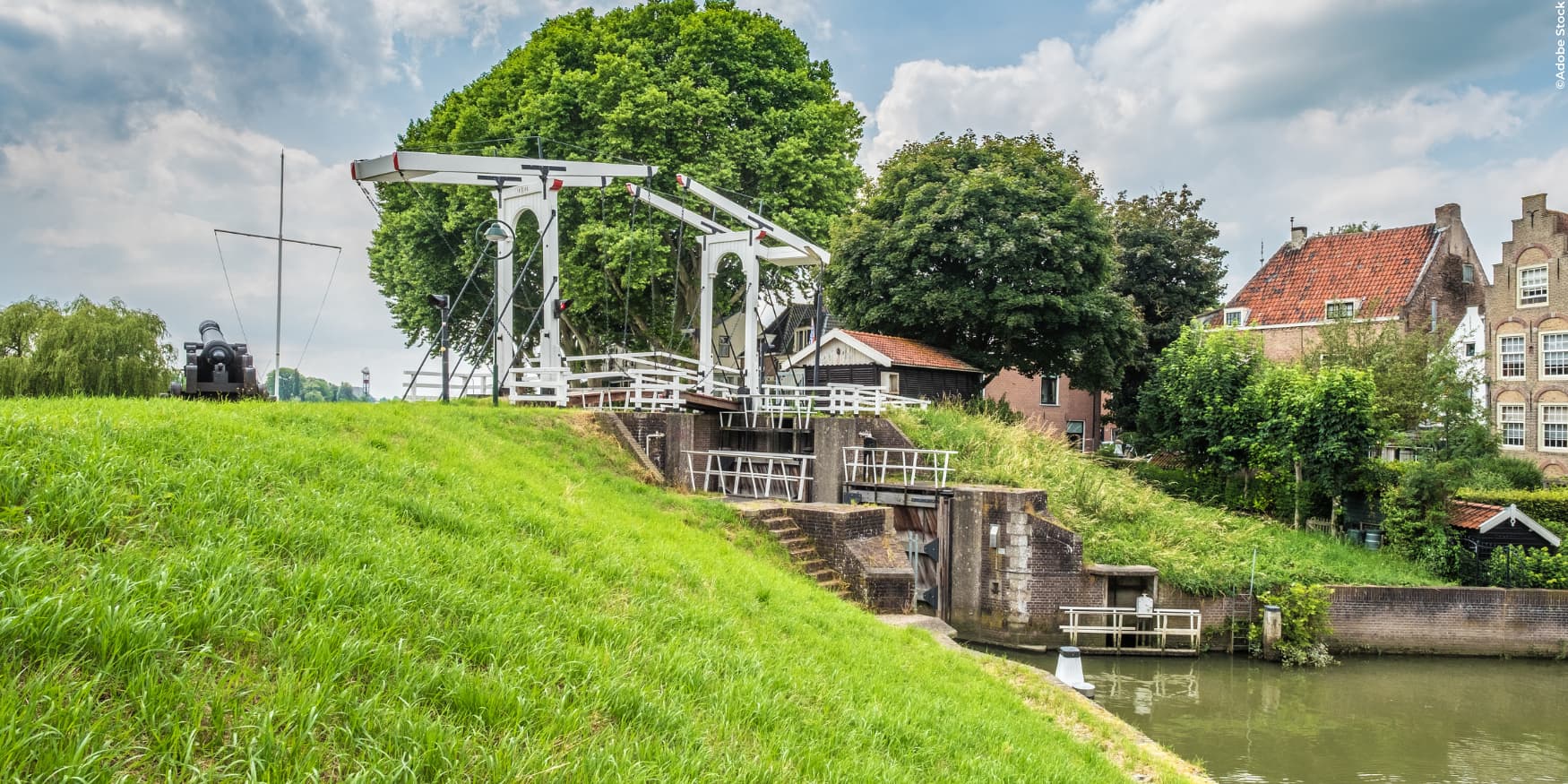 ophaalbrug en sluis bij de haven van Schoonhoven, aan de rivier de Lek. 