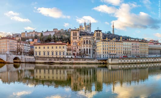 meisje biedt thee aan in Egypte