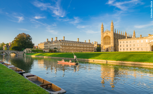 meisje biedt thee aan in Egypte