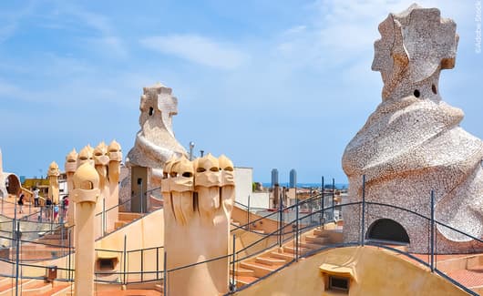 meisje biedt thee aan in Egypte