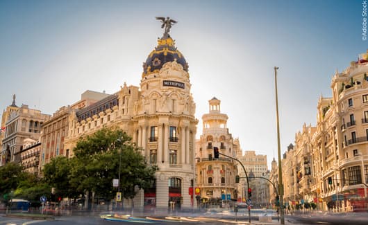 meisje biedt thee aan in Egypte