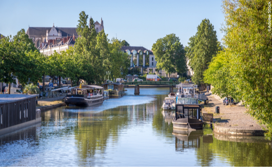 meisje biedt thee aan in Egypte