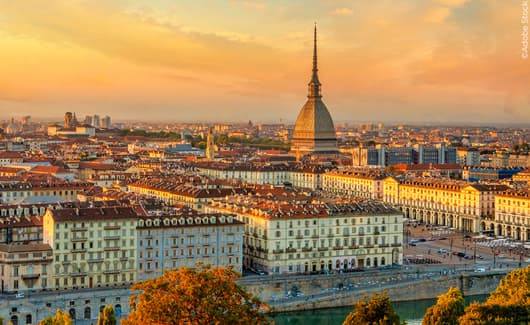 meisje biedt thee aan in Egypte