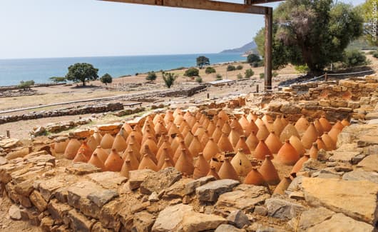 meisje biedt thee aan in Egypte