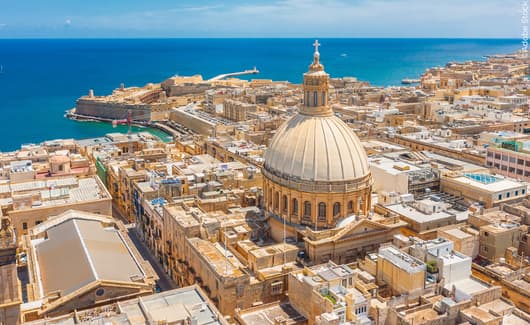 meisje biedt thee aan in Egypte