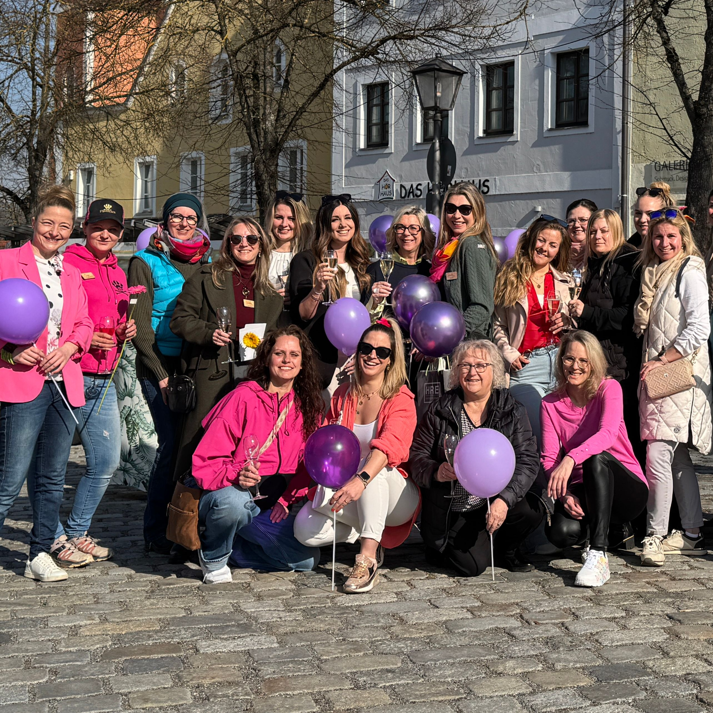 Unternehmerinnen der LORE-Community bei einer Muttertagsaktion in Burglengenfeld – gemeinsam aktiv für Sichtbarkeit und Zusammenhalt.