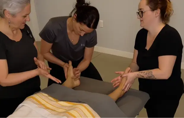 Styve qui enseigne la technique à un élève de L'Académie LG