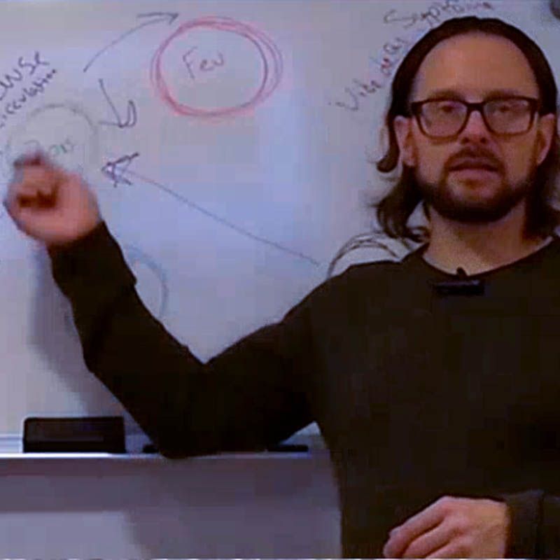 Styve qui enseigne la technique à un élève de L'Académie LG