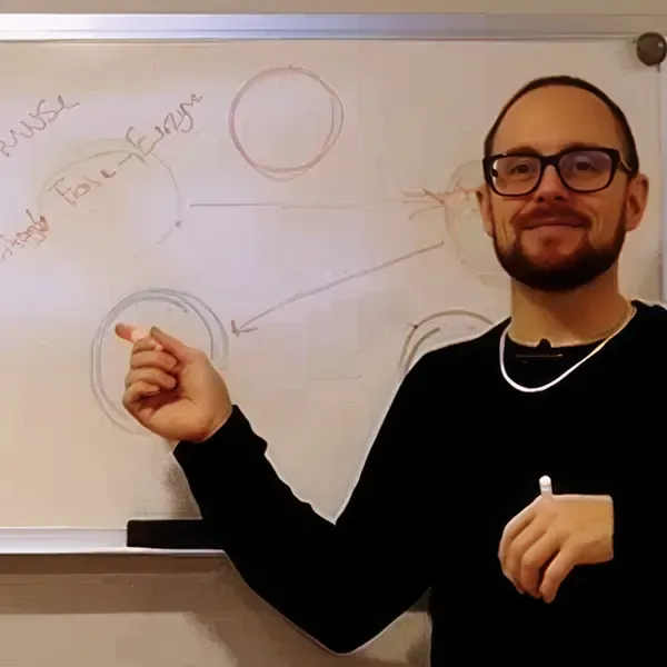 Styve qui enseigne la technique à un élève de L'Académie LG