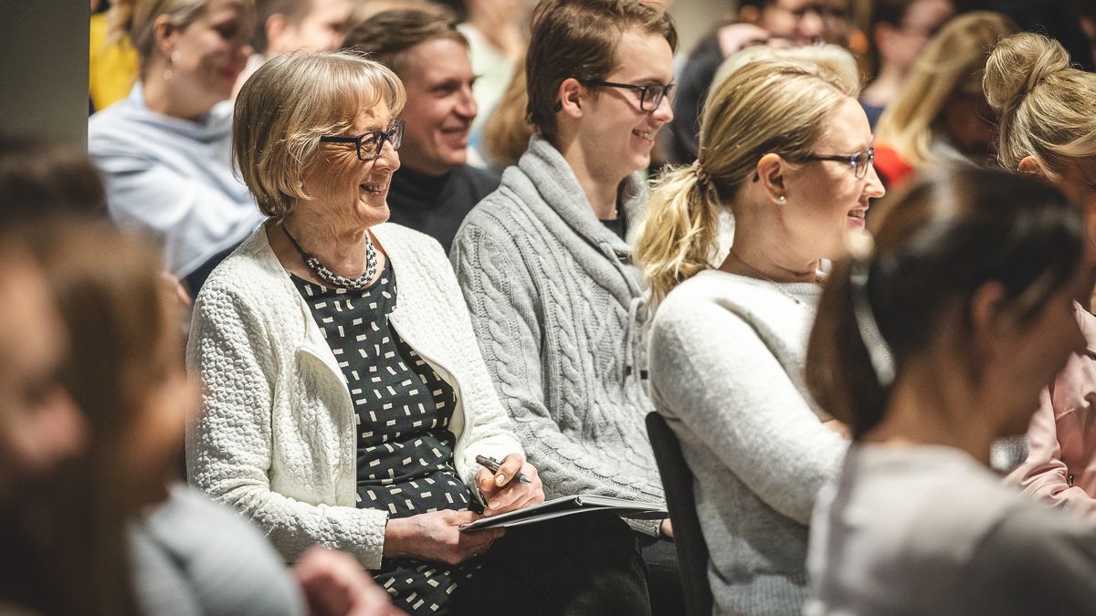 Valmennuksen yleisö seuraamassa osuutta kryptojen riskeistä ja tuottomahdollisuuksista.