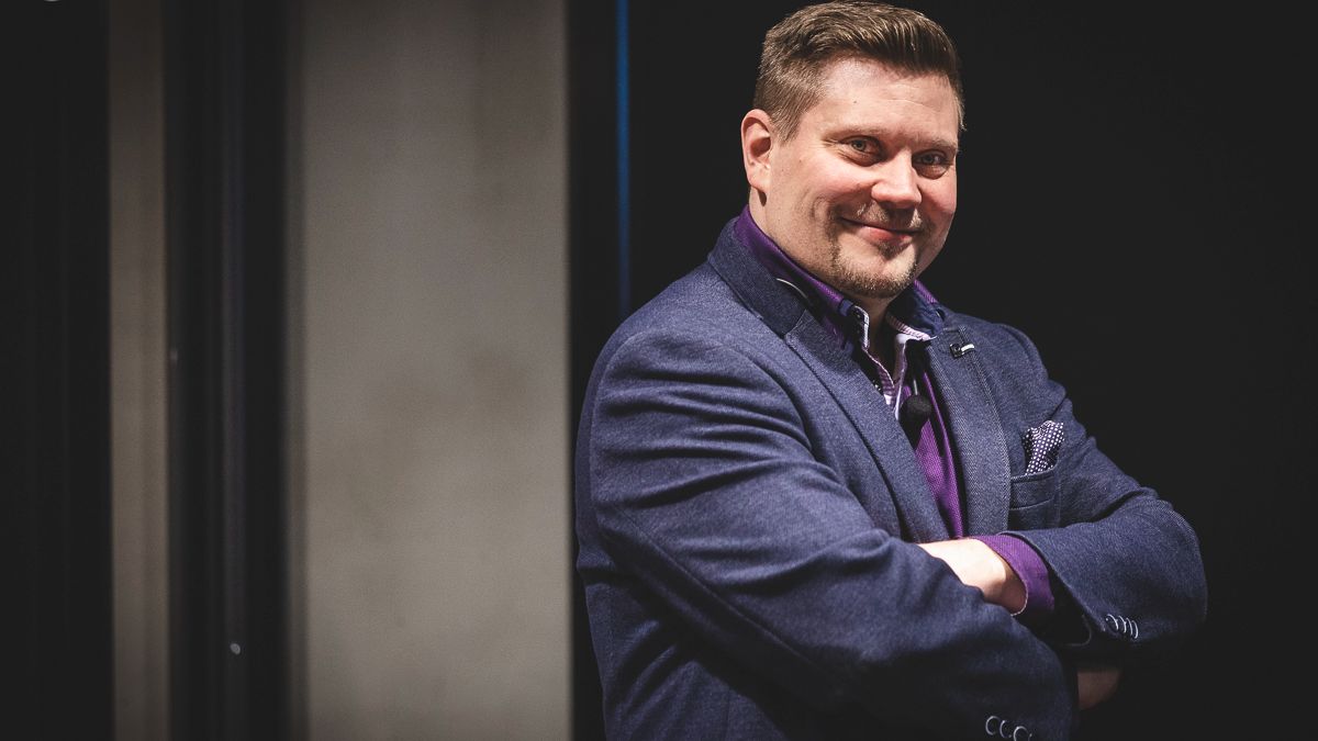 Varapuun perustaja ja valmentaja Mikko Sjögren opettamassa kryptosijoittamisen perusteita.