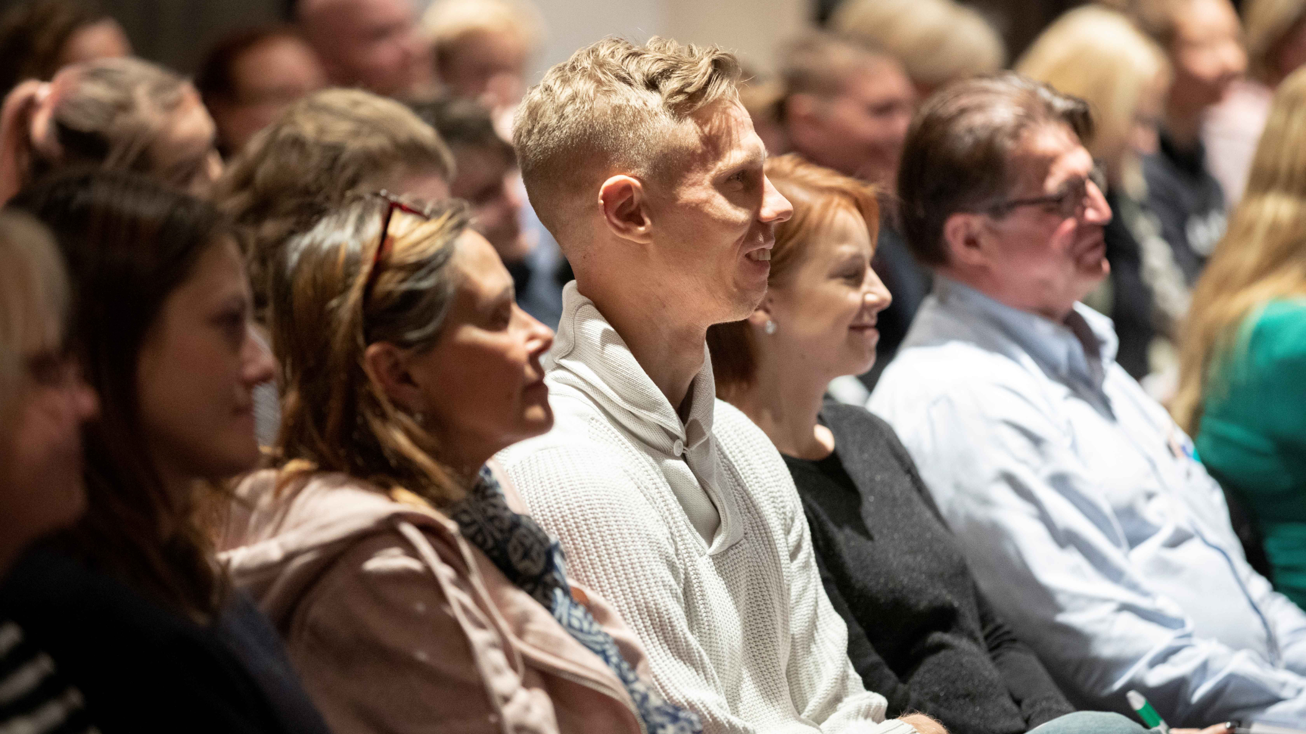 Osallistujia Varapuun kryptovalmennuksessa oppimassa lohkoketjujen toimintaa.