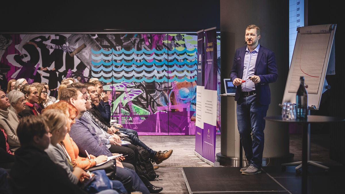 Osallistujat kuuntelemassa valmentajaa kryptomarkkinoiden trendeistä