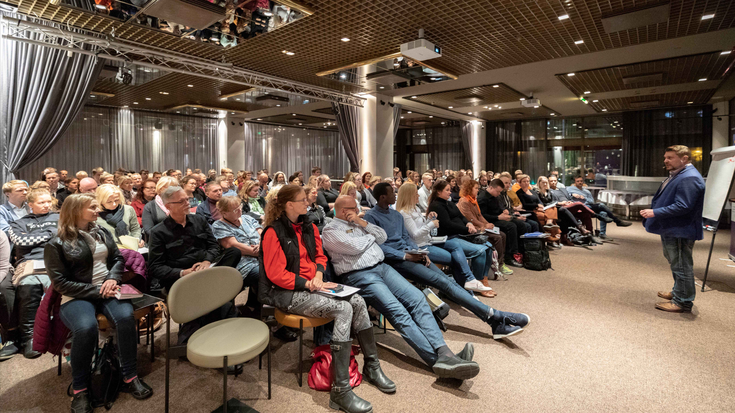 Osallistuja kirjoittamassa omaa kryptosijoitussuunnitelmaa valmennuspäivässä