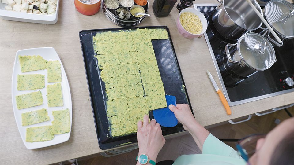 Ayurvedische Panelle mit Schwarzkümmel auf dem Backblech – Kichererbsen-Fladen portionieren und backen