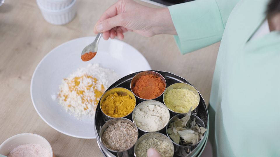 Traditionelle Masala Dabba mit ayurvedischen Gewürzen – Kurkuma, Paprika und mehr – beim Kochen mit Sandra Hartmann