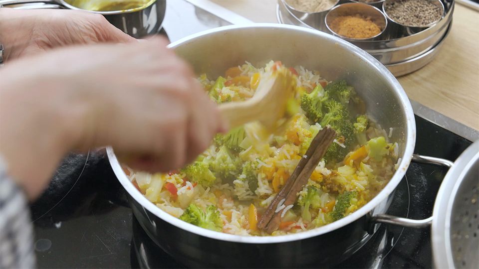 Ayurvedisches Kitchari mit Zimtstange, Brokkoli und Kurkuma im Topf – Ayurveda Rezept mit wärmenden Gewürzen