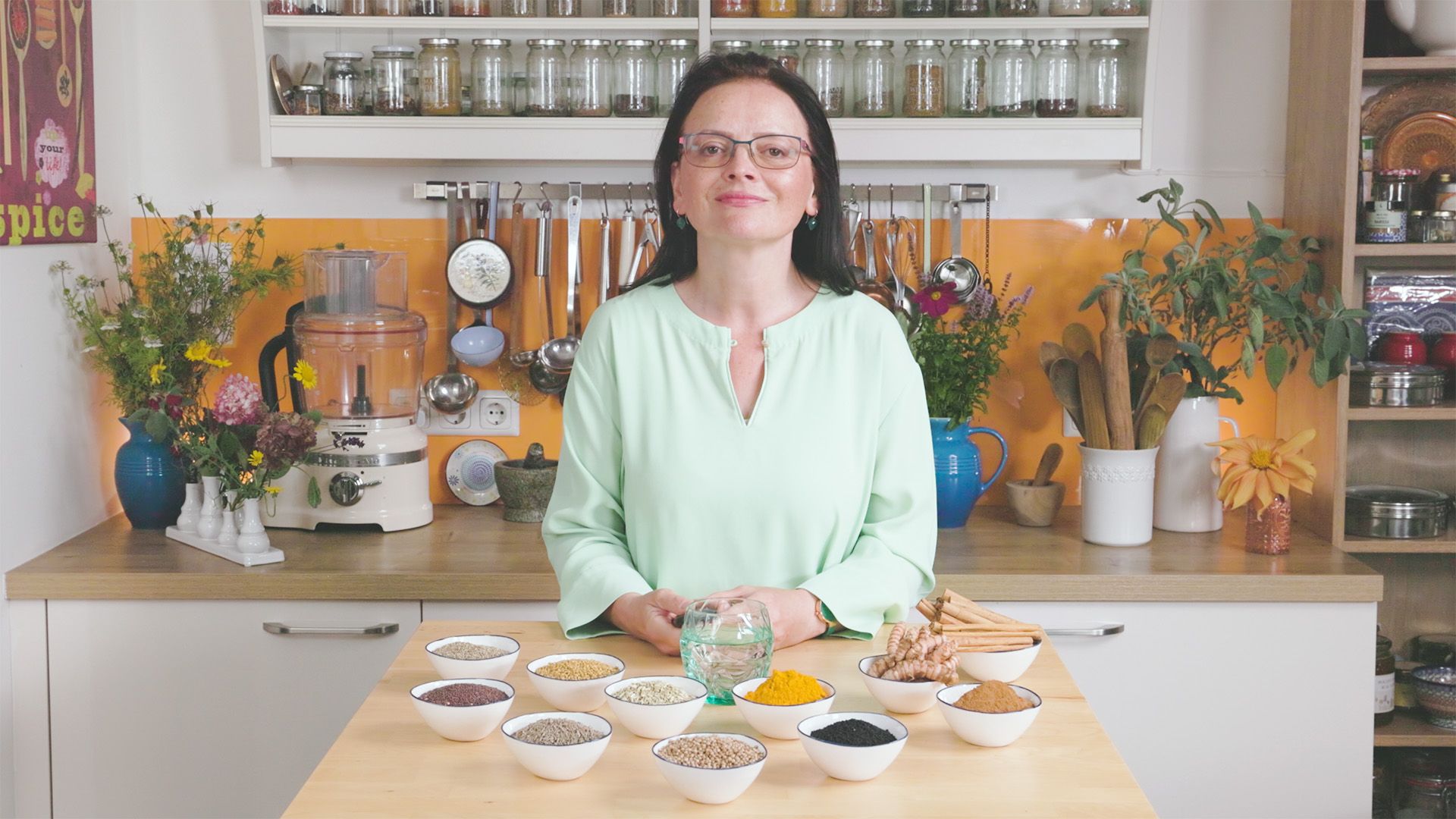 Sandra Hartmann, Ayurveda-Expertin und Kochkursleiterin, in ihrer Küche mit ayurvedischen Gewürzen