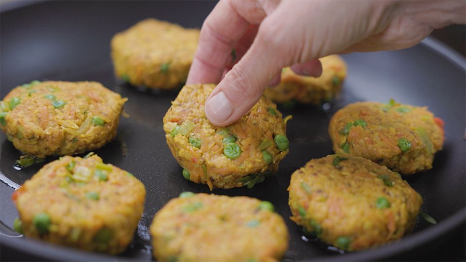 Ayurvedische Gemüse-Bratinge mit Kurkuma und Koriander in der Pfanne – veganes Ayurveda Rezept