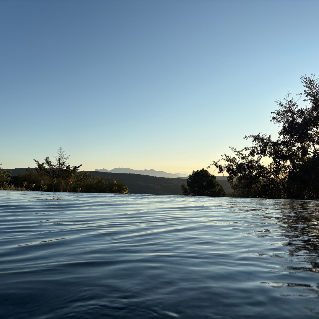 A luxurious infinity pool with Montserrat mountain views at Yourself Yoga’s menopause wellness retreat near Barcelona.